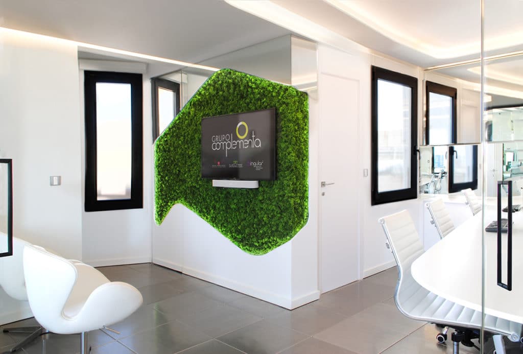 Diseño de las oficinas corporativas del Grupo Complementa en Barcelona incorporando las nuevas tecnologías y tendencias medioambientales.