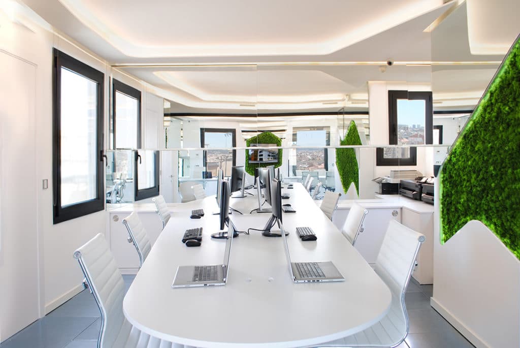 Diseño de las oficinas corporativas del Grupo Complementa en Barcelona incorporando las nuevas tecnologías y tendencias medioambientales.