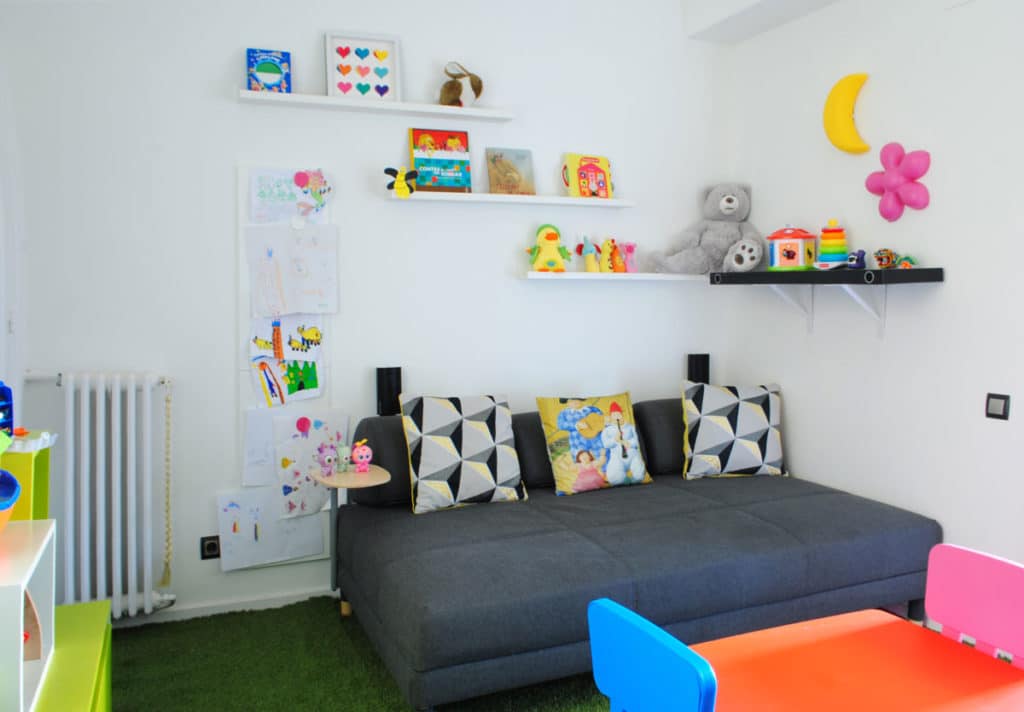 Reforma de interiorismo de un piso en Barcelona diseñado por el estudio de diseño internacional Manuel Torres Design donde se ve un dormitorio infantil decorado