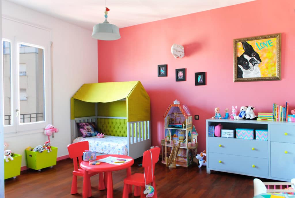 Reforma de interiorismo de un piso en Barcelona diseñado por el estudio de diseño internacional Manuel Torres Design donde se ve un dormitorio infantil decorado en tonos rosados