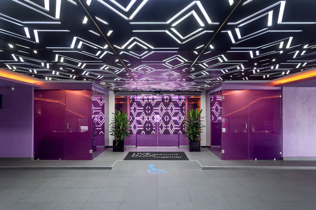 Diseño de interiorismo y decoración del hotel V Motel Boutique llevado a cabo por el estudio de diseño Manuel Torres Design donde se observa la entrada del hotel decorada